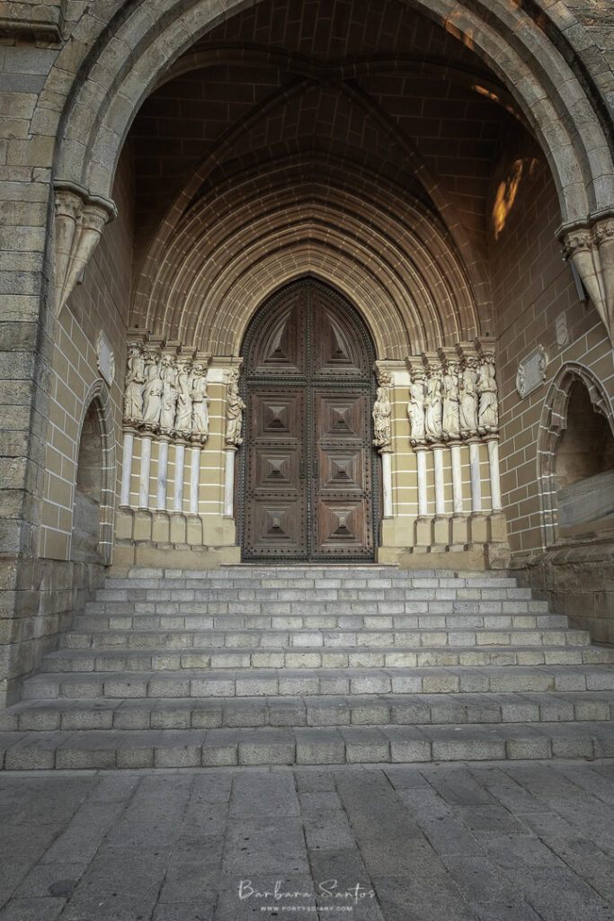 Entrance of Évora Cathedral. Porty's Diary